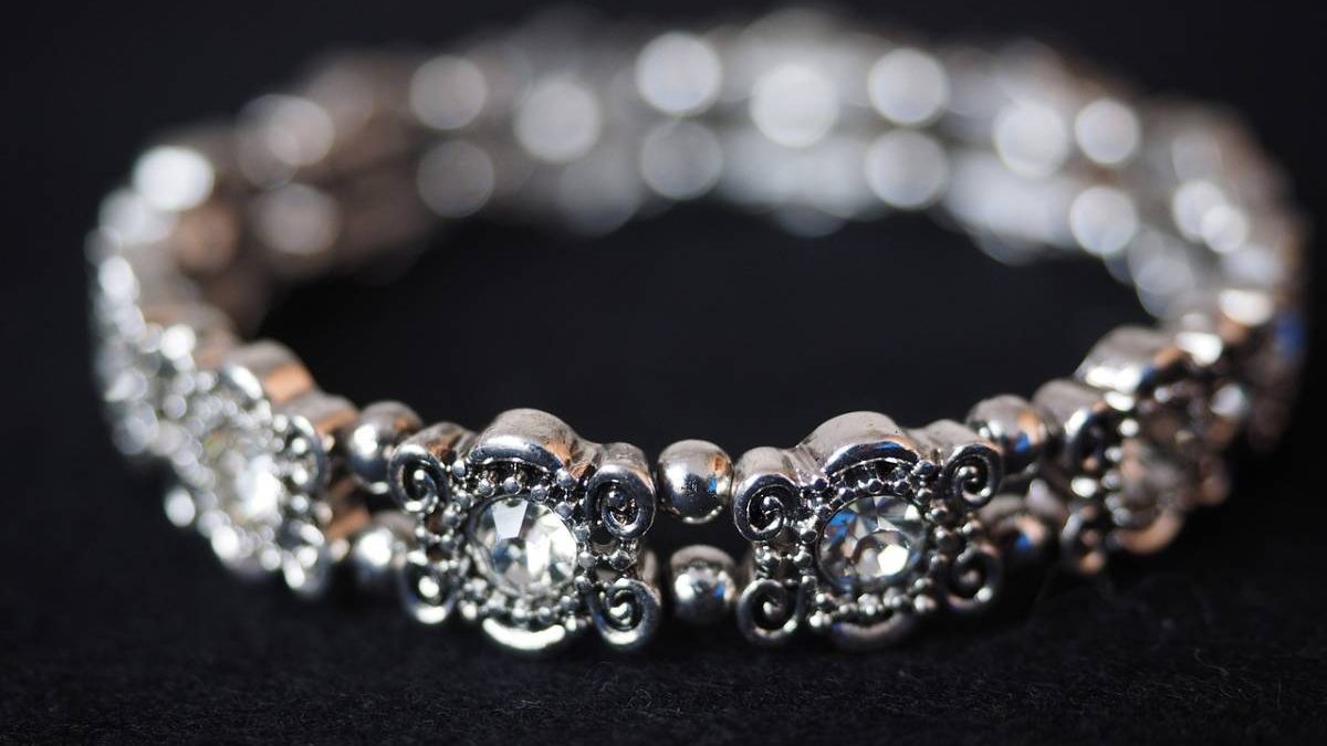 The Timeless Elegance of Diamond Bracelets and Bangles: A Radiant Accessory for Every Occasion